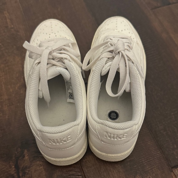 Nike White Low-Top Sneakers - Picture 2 of 4